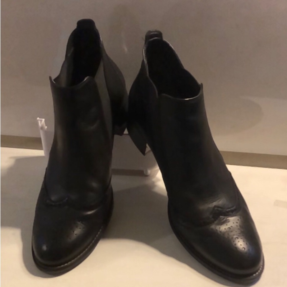 Paul Green Wingtip Chelsea Boot - Class & Comfort (Size 9.5)